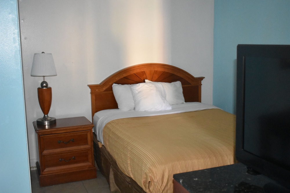 Standard Room, 1 King Bed, Refrigerator & Microwave photo 2