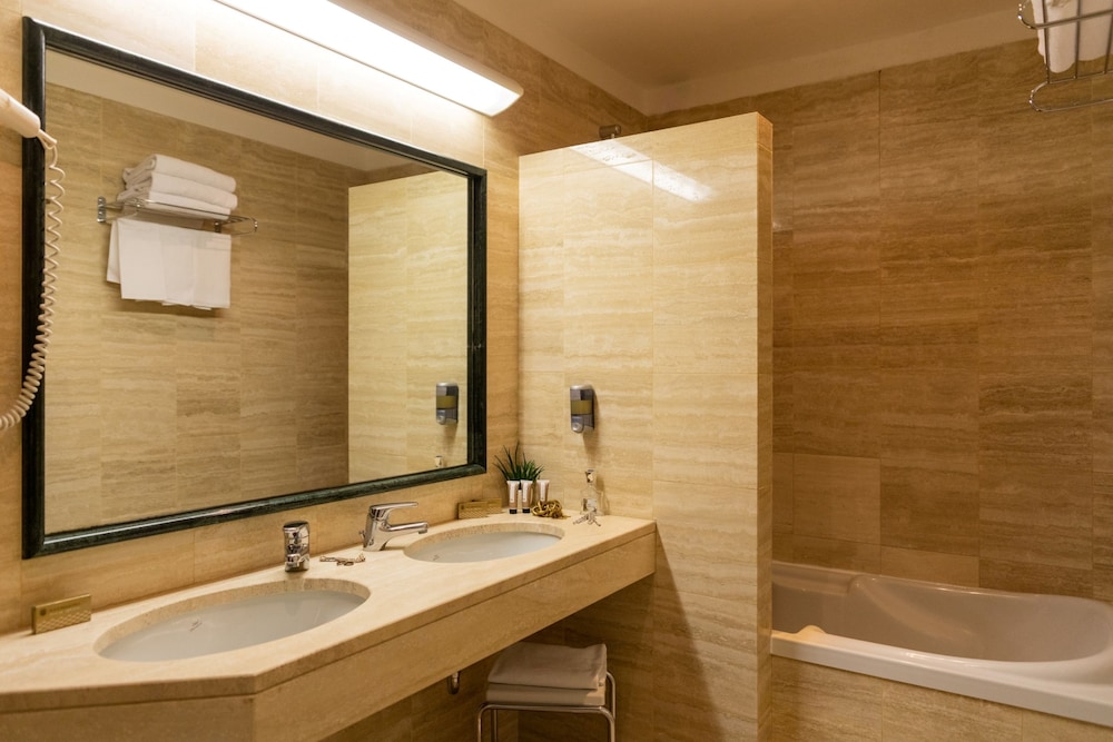 Comfort Quadruple Room thumbnail 6