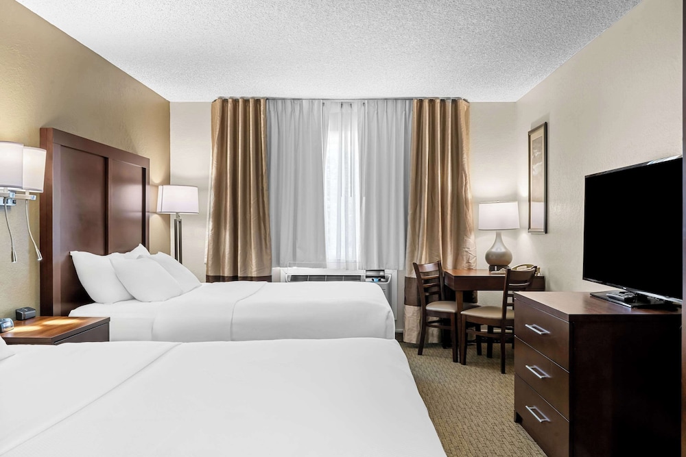 Room, 2 Queen Beds, Non Smoking, Ground Floor