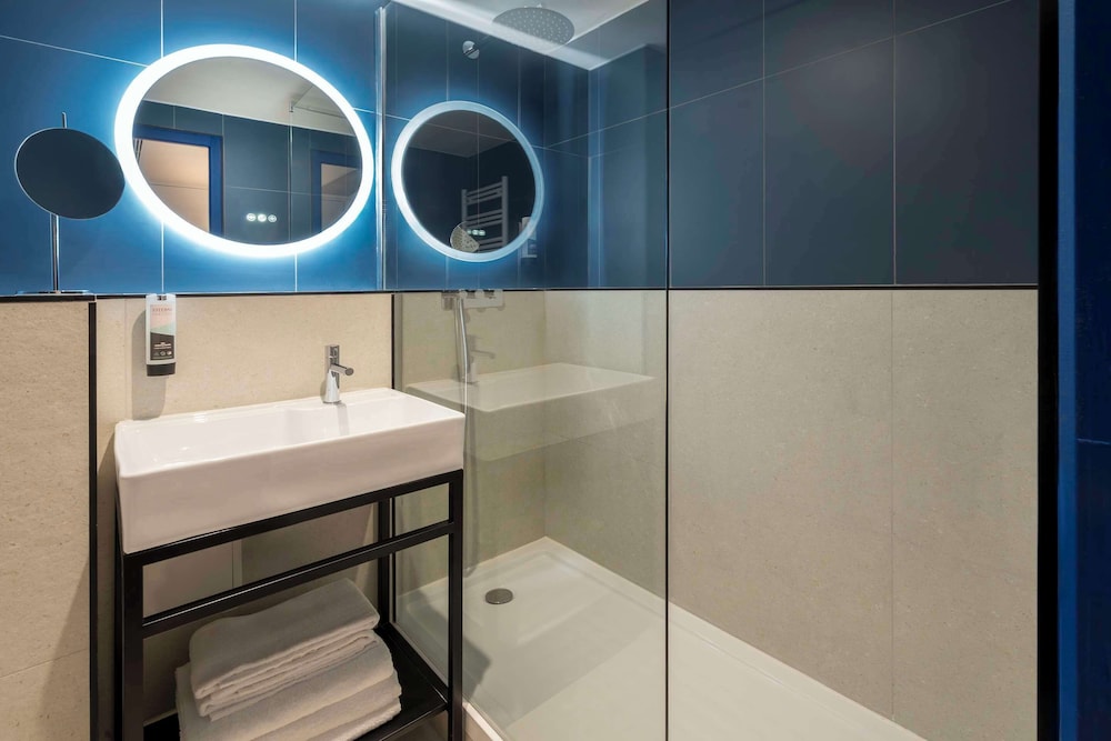 Standard Room, 1 Queen Bed, Non Smoking (Shower Only) - Photo 3