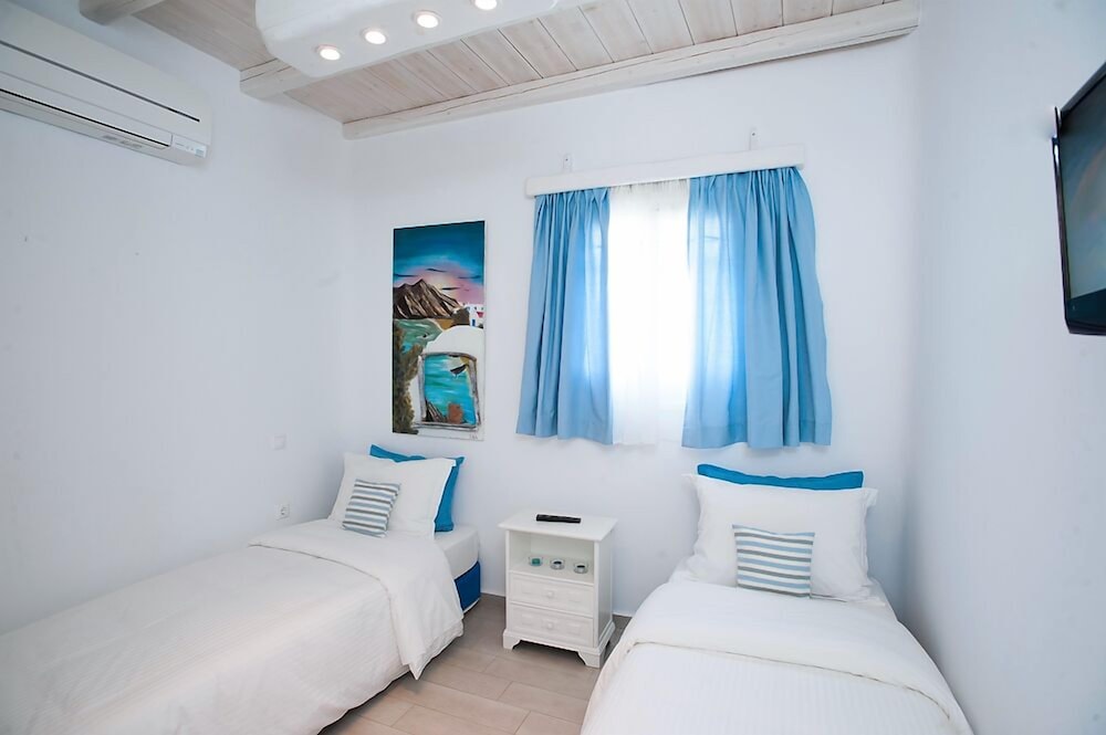 BLUE LUXURY HOUSE SEA FRONT