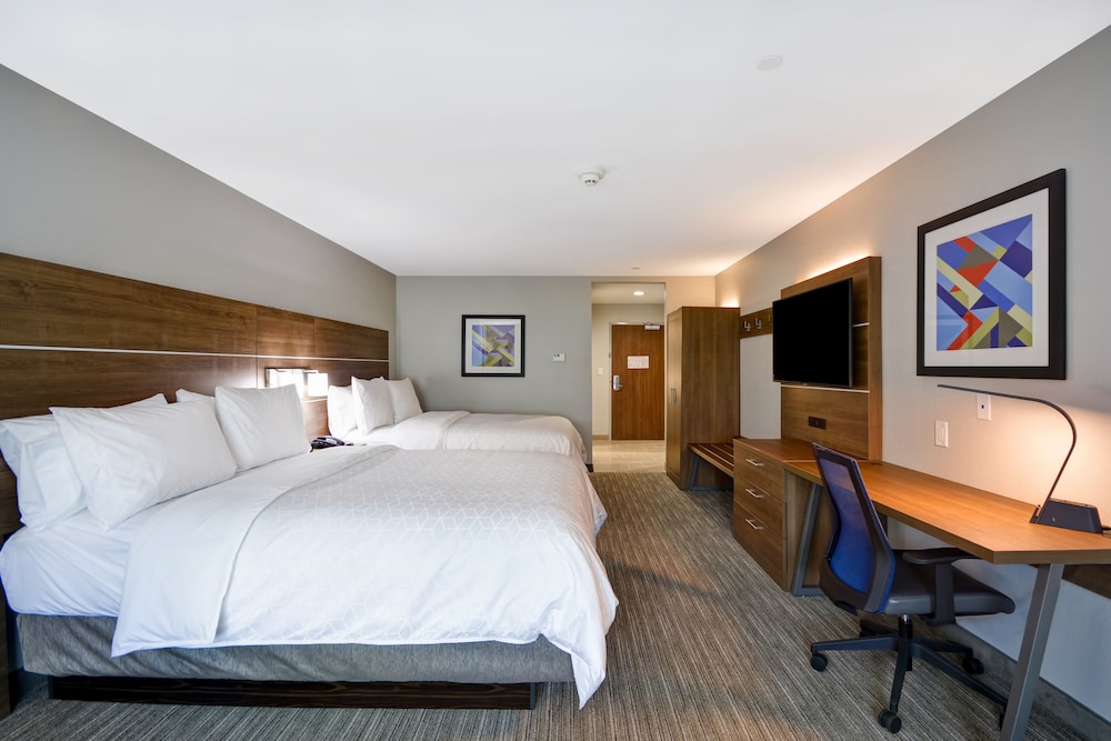 Suite, 2 Queen beds and pull-out couch photo 2