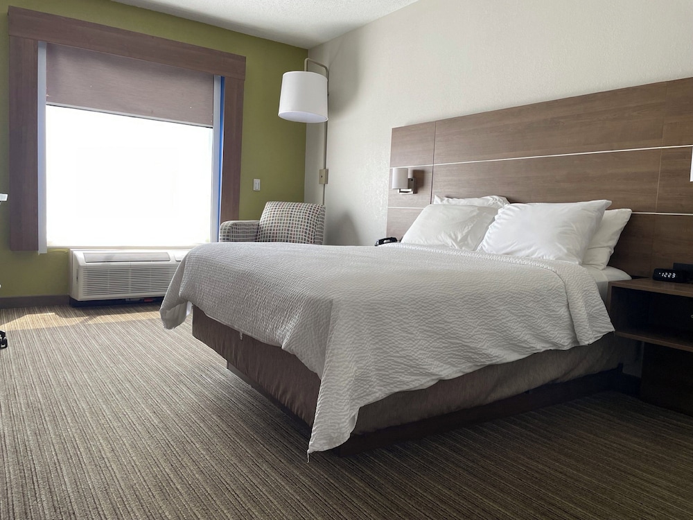 Standard Room, 1 Queen Bed, Accessible (Mobility) - Photo 1