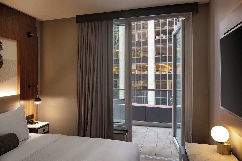 Premium Room, 1 King Bed, Balcony thumbnail 5