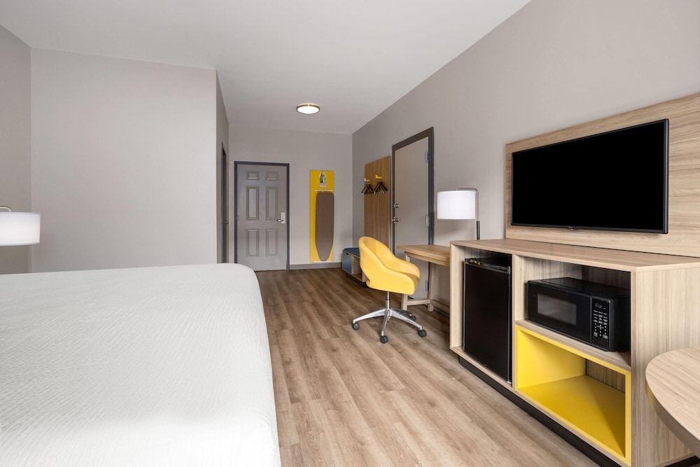 Deluxe Room, 1 King Bed, Non Smoking - Photo 2