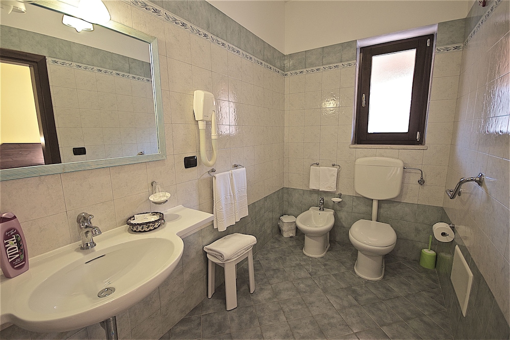 Standard Double Room - Photo 17