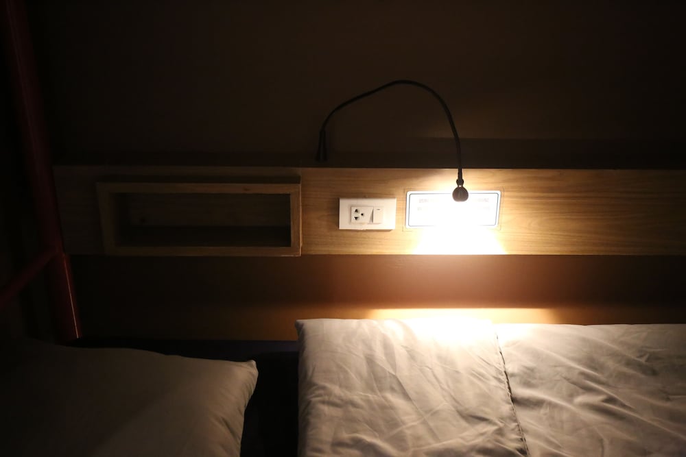 6-Bed Female Dorm Room photo 1
