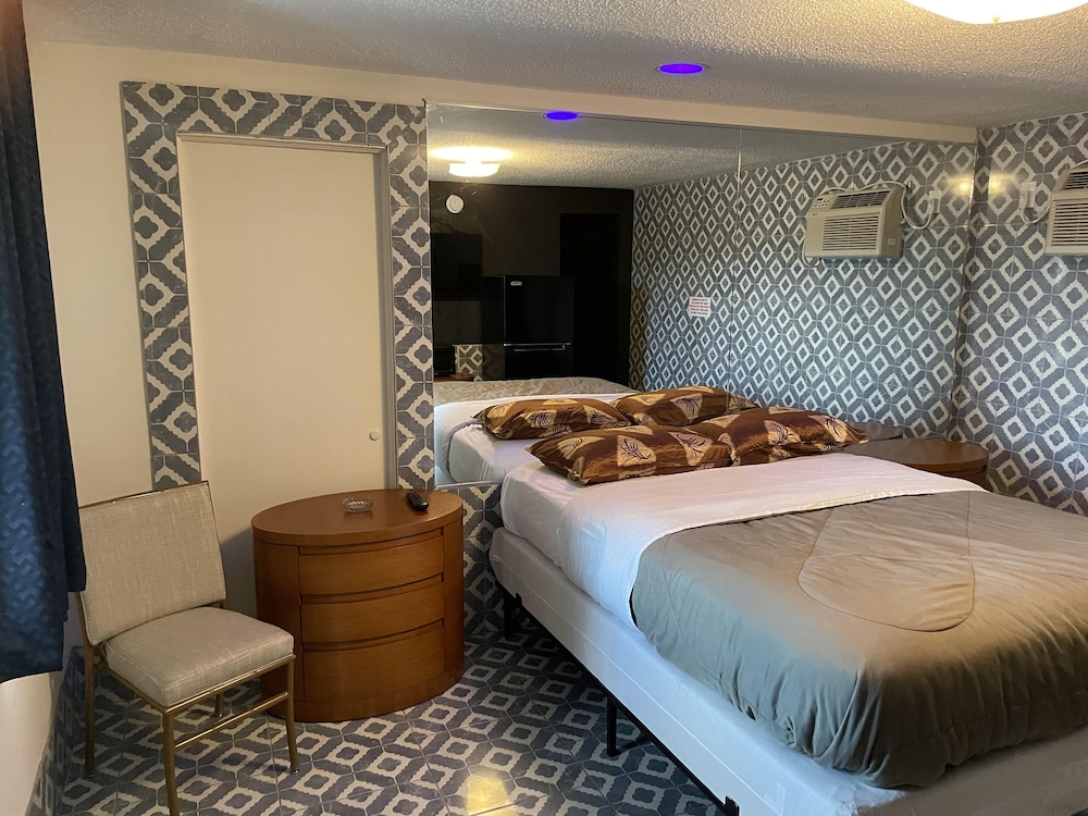 Economy Room, 1 Queen Bed