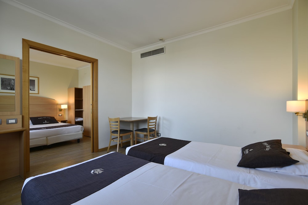 Standard Room, Multiple Beds - Photo 3