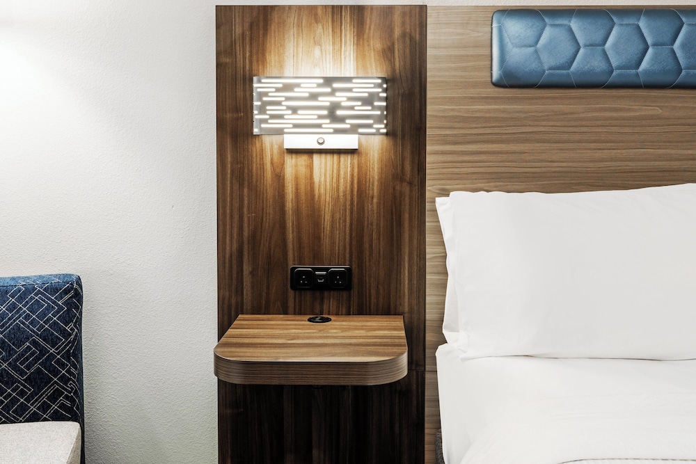 Standard Room, 1 King Bed, Accessible - Photo 2