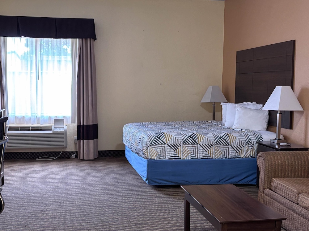 Suite, 1 King Bed, Non Smoking, Hot Tub (Refrigerator & Microwave) - Photo 1