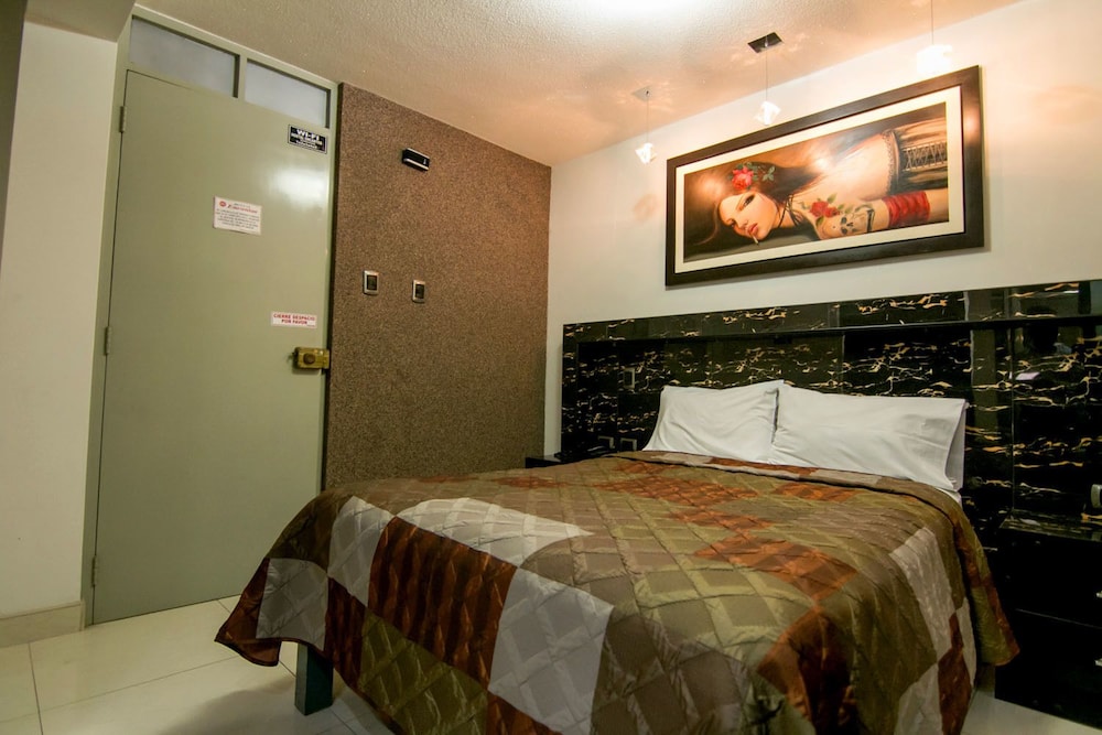 Twin Room, Multiple Beds (1 Double + 1 Twin Bed) photo 1