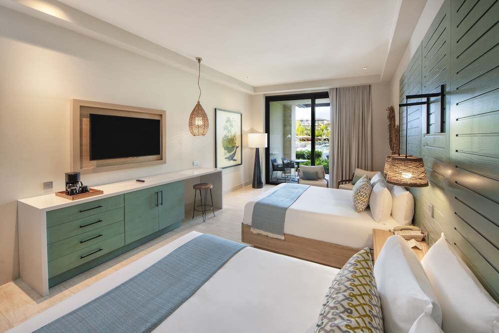 Adults Queen - Pool View Junior Suite