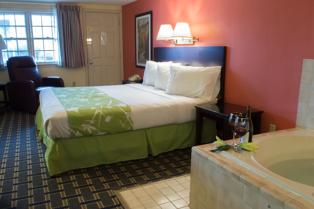 King Room With Jacuzzi - Photo 1