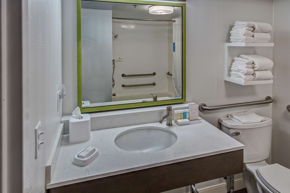 Room, 1 Queen Bed with Sofa bed, Accessible, Bathtub (Mobility & Hearing) - Photo 3