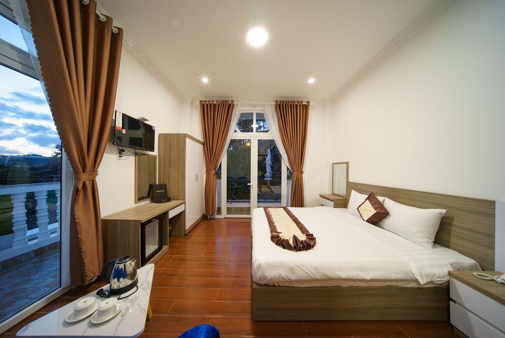 Deluxe Room with Balcony - Photo 9