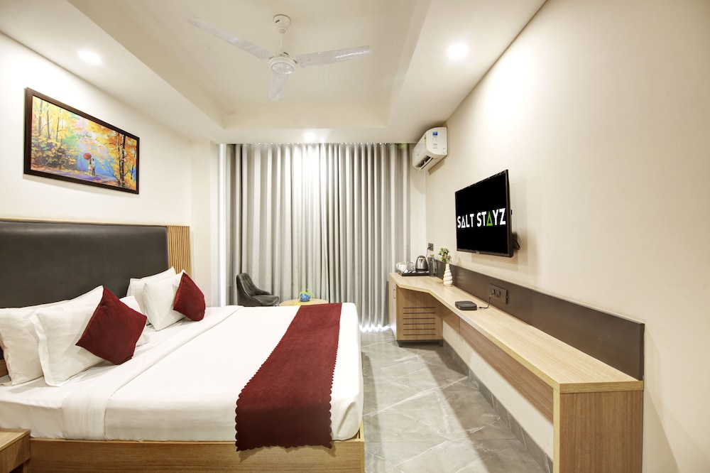 Deluxe Room with City View - Photo 13