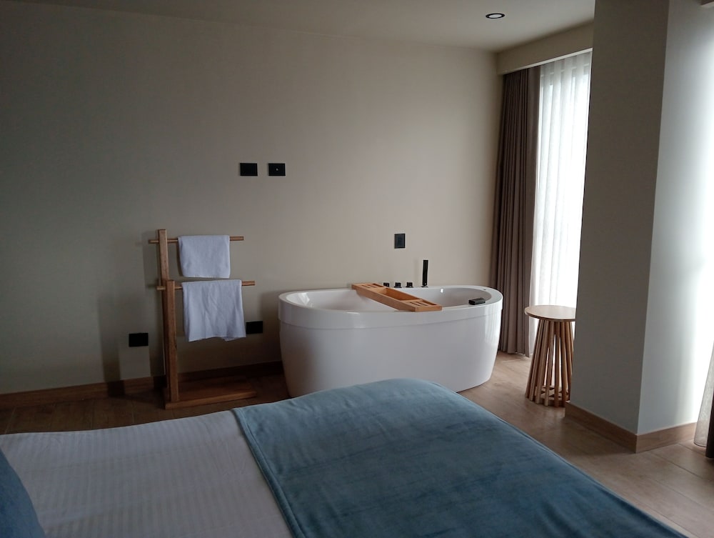 Luxury Studio Suite, 1 King Bed, Bathtub, Tower