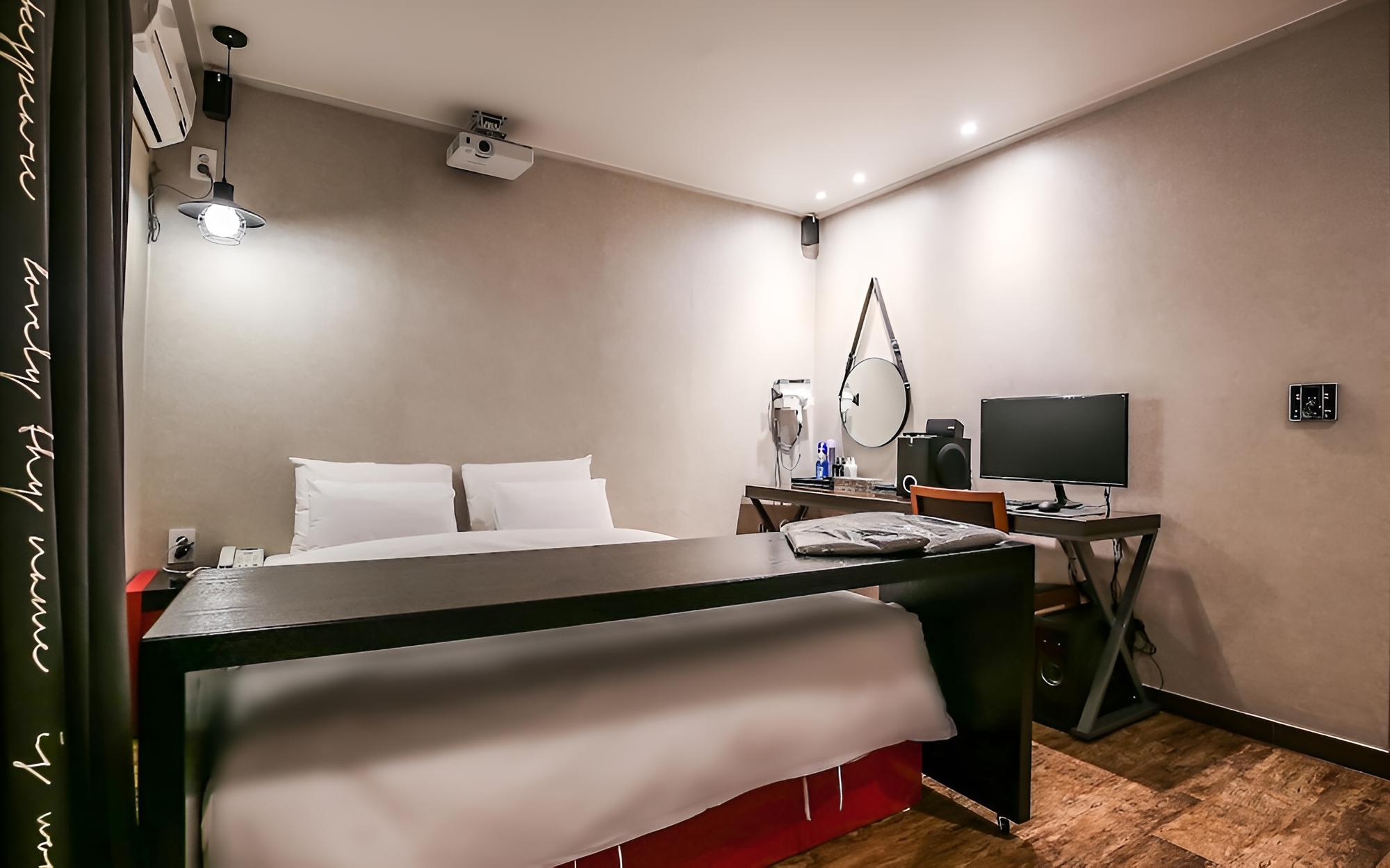 Room (Special room movie room (Netflix high)