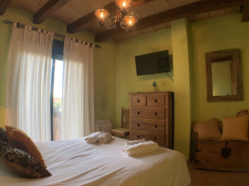Cabaña Básica, 2 habitaciones, chimenea, en la ladera de la montaña