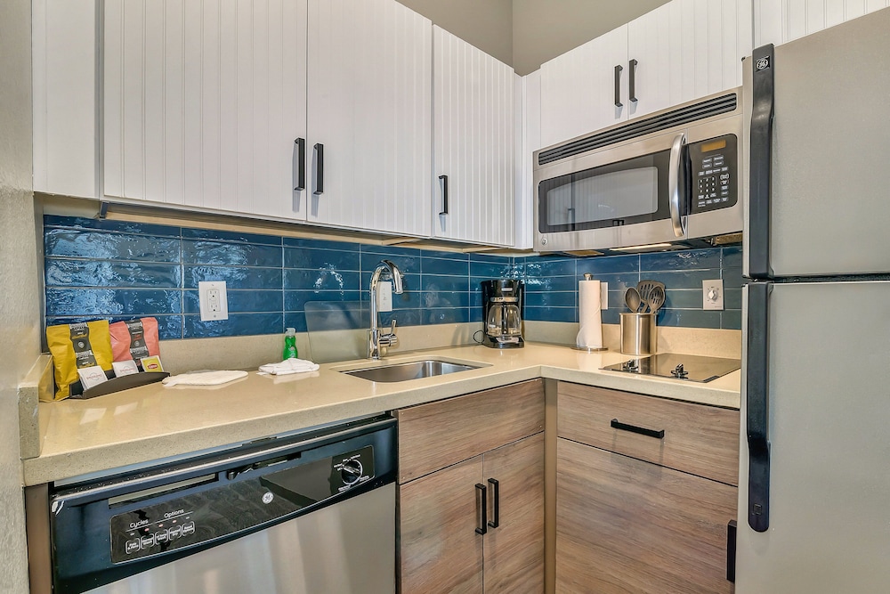Suite, 2 Bedrooms, Kitchen - Photo 7