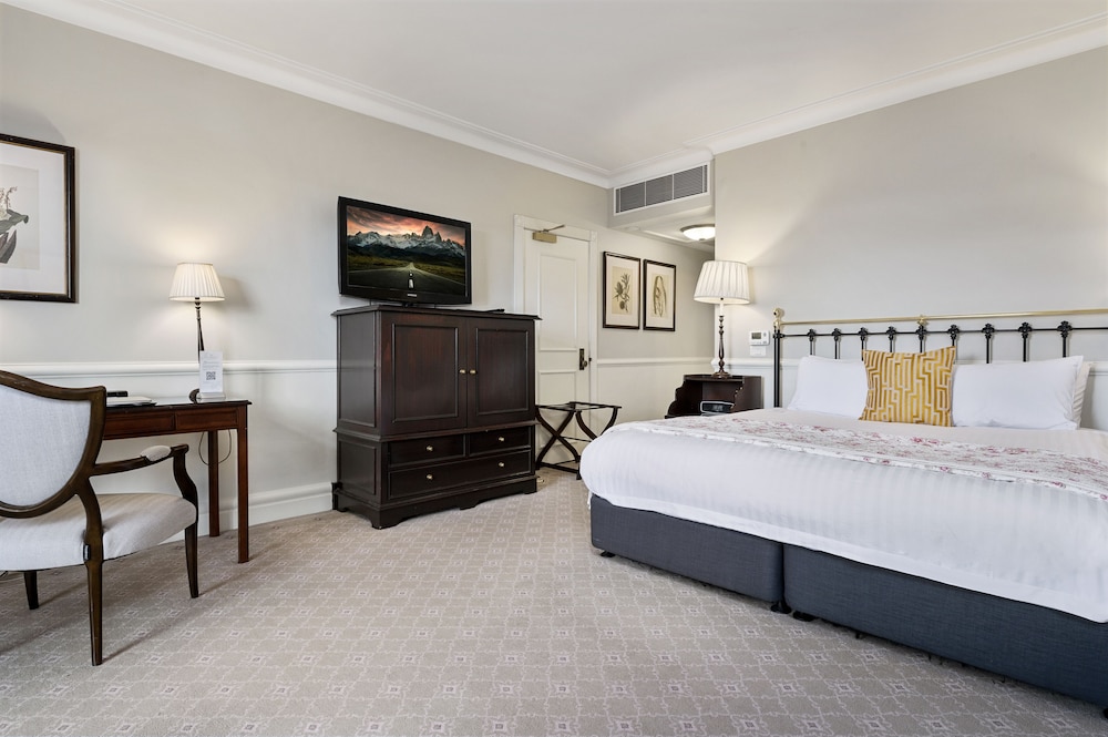Deluxe Room, 1 King Bed, Mountain View photo 2