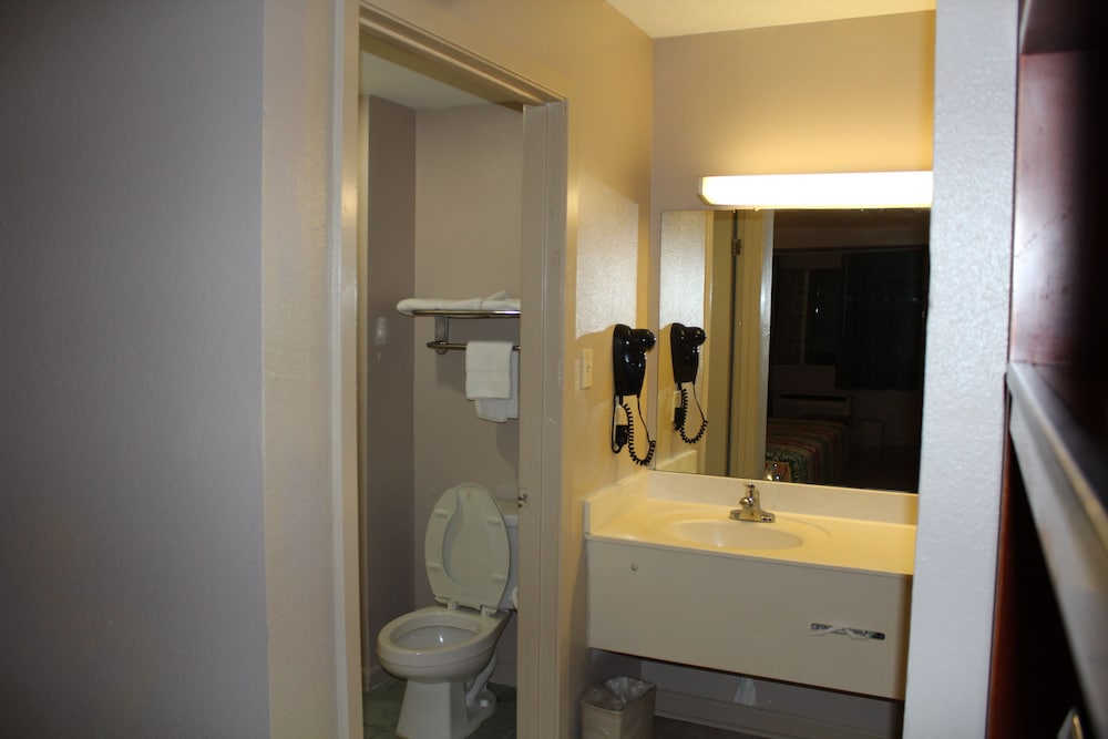 Deluxe Room, 1 King Bed, Smoking, Refrigerator & Microwave photo 2
