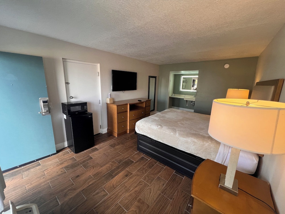 Standard Room, 1 King Bed, Non Smoking - Photo 2