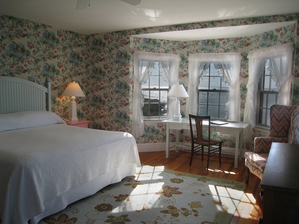 Grand Room, 1 King Bed (Ocean) photo 3