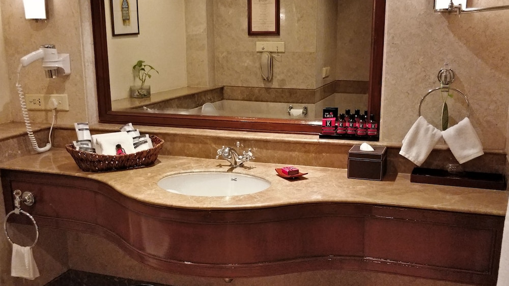 Luxury Suite - Photo 3