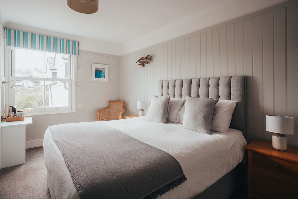 Classic Double or Twin Room, Ensuite, Partial Sea View (1st Floor)