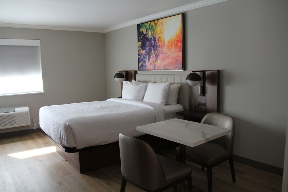 1 Queen Bed, Deluxe Room, Kitchenette, Non-Smoking - Photo 9