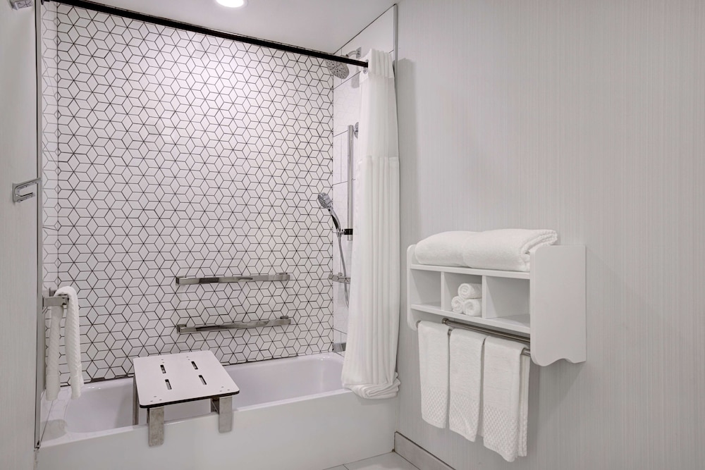 Room, 1 Double Bed (Roll-In Shower, Mobility/Hearing) - Photo 7