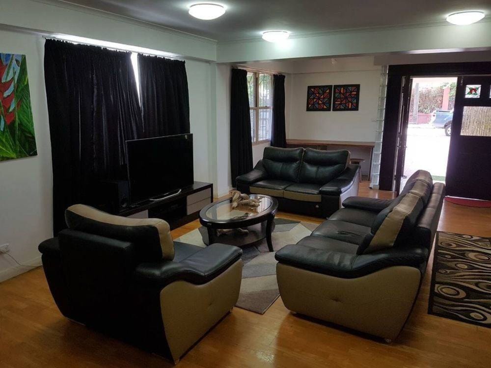 House, 5 Bedrooms photo 2