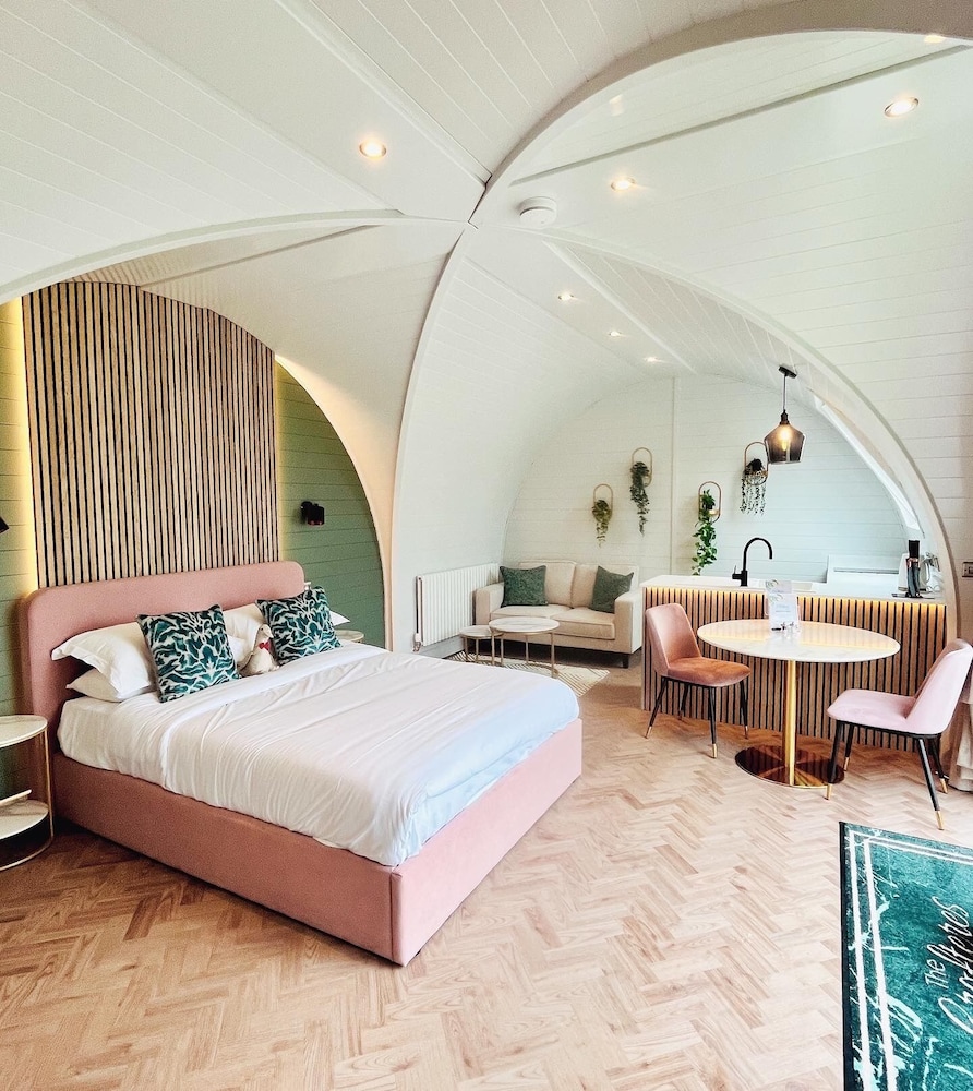 Luxury Garden Suite with Hot Tub, Sauna & Cold Plunge photo 2