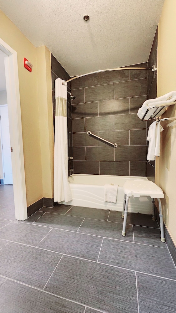 Room, 2 Queen Beds, Accessible, Non Smoking (Bathtub) - Photo 3