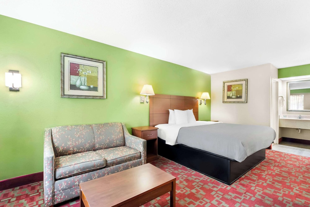 Standard Room, 1 King Bed, Non Smoking photo 2