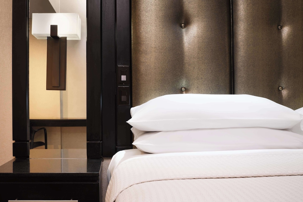 Standard Room, 1 King Bed, Non Smoking photo 2