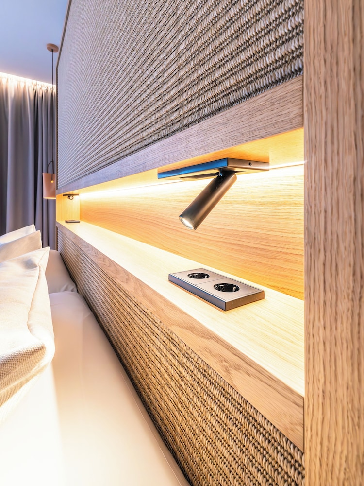 Premium Double Room thumbnail 6