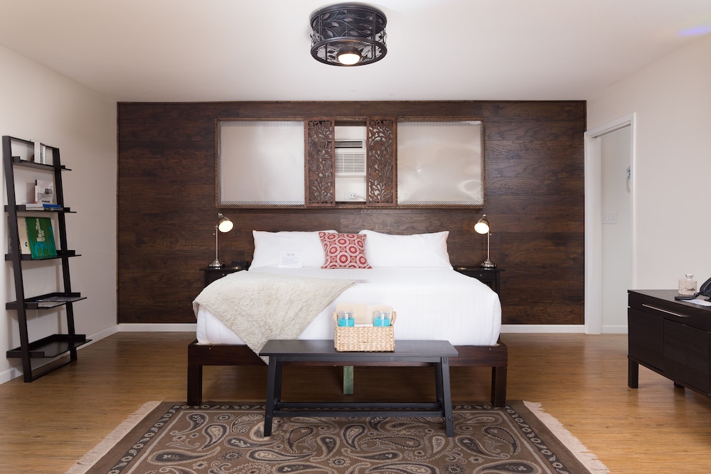 Pet Friendly, 1 King Bed with Sofa bed, Courtyard View (10)