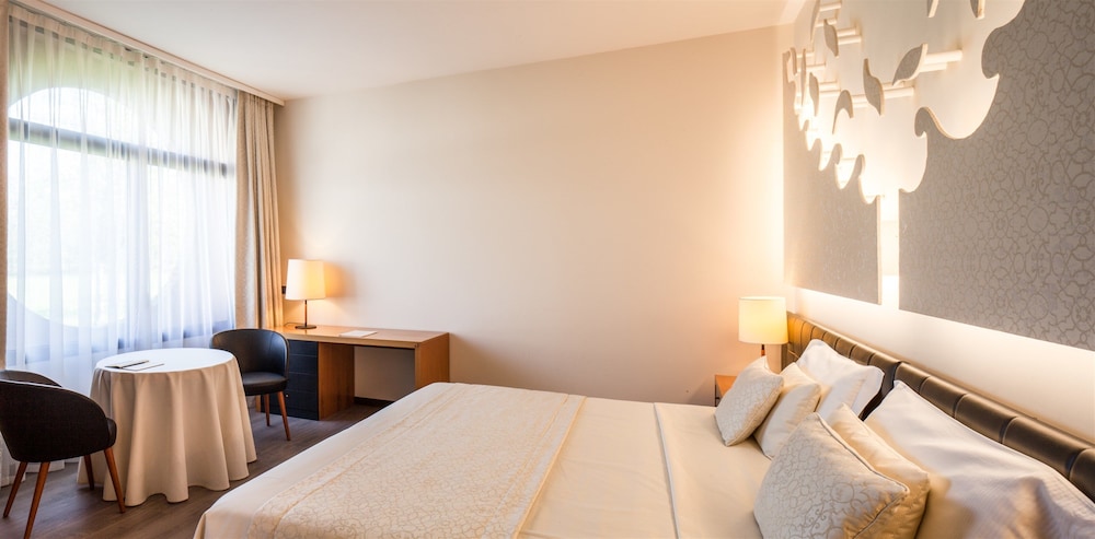 Double Room with One Single Bed and 2 Adults Occupancy (Non Smoking) photo 3
