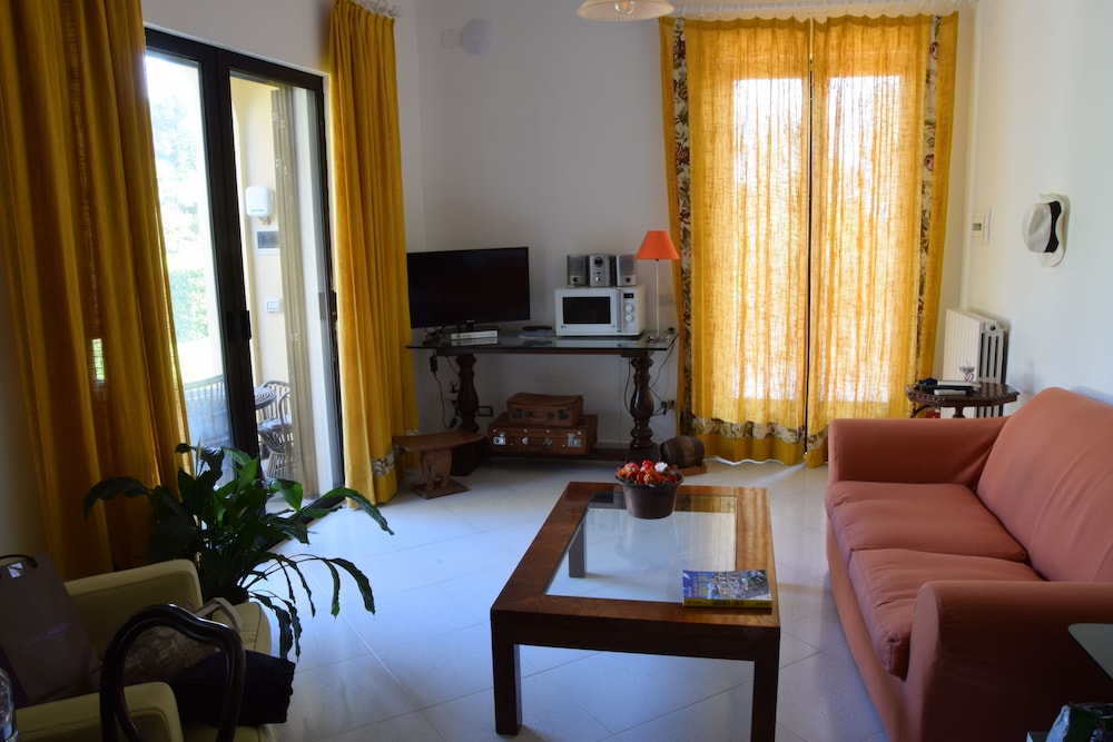Apartment, 1 Queen Bed with Sofa bed, Garden Area (Jeranto Suite) photo 2