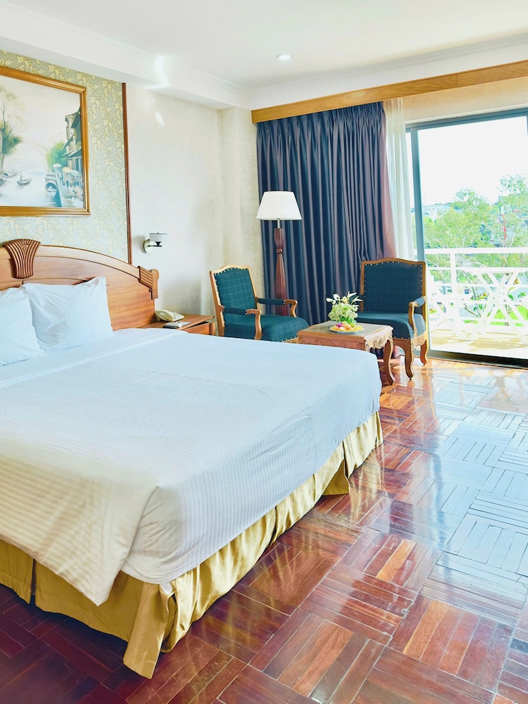 Deluxe Room, 1 King Bed, City View photo 1