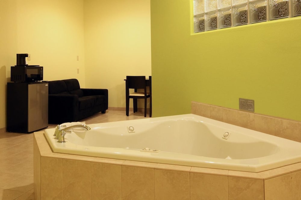 Suite, Non Smoking, Jetted Tub photo 2