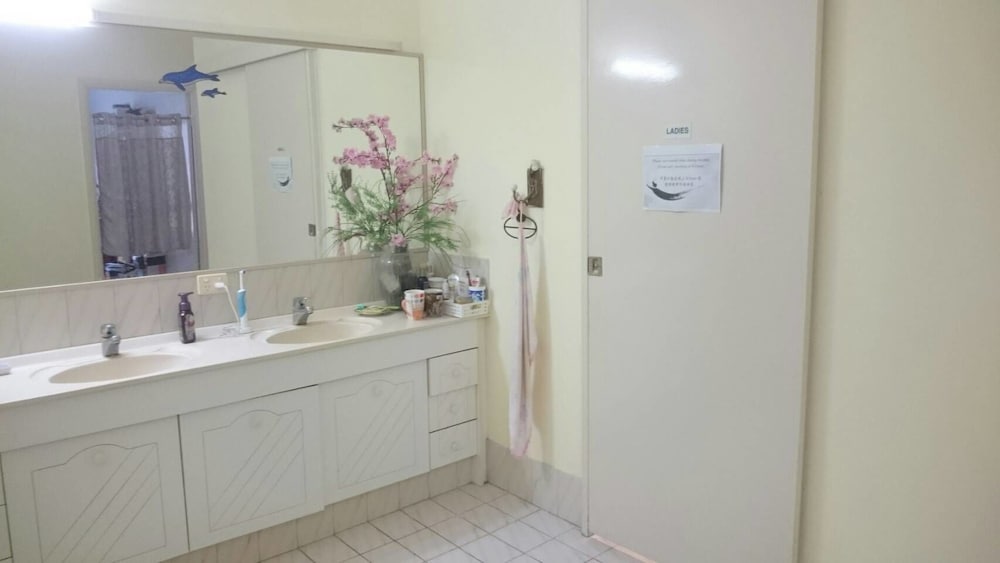 Basic Single Room, 1 Twin Bed, Shared Bathroom photo 3