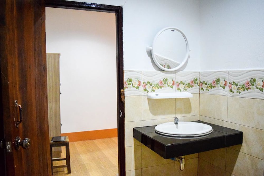Deluxe Double Room With Air-Conditioner photo 2
