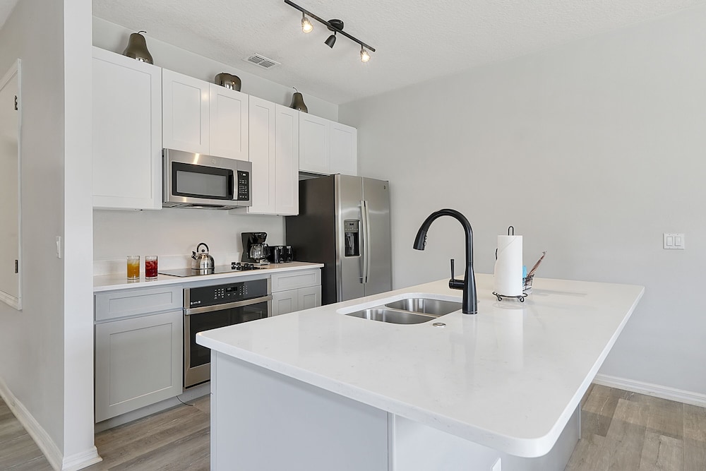 Exclusive Townhome, 4 Bedrooms, Private Pool - Photo 17