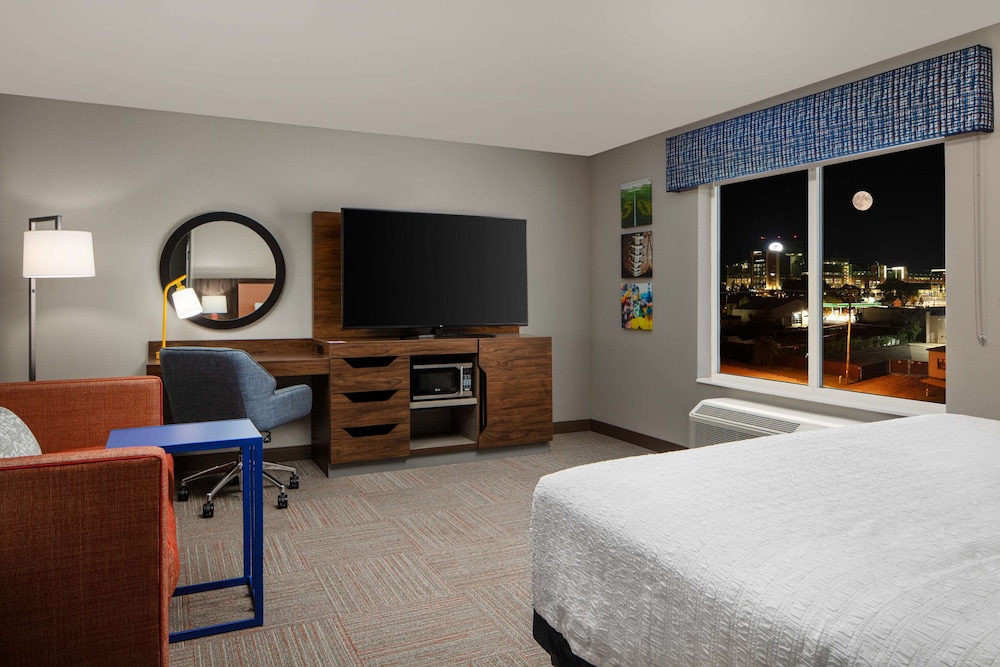 Studio, 1 King Bed, Refrigerator & Microwave