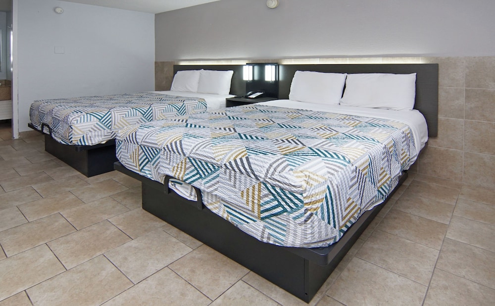 Standard Room, 2 Queen Beds, Non Smoking, Refrigerator & Microwave photo 3