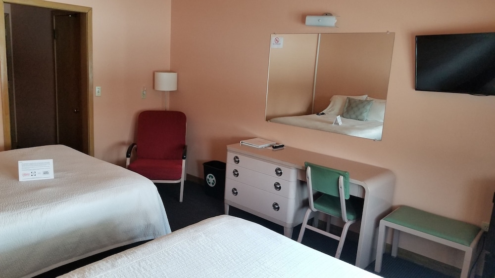 Room, 1 Queen Bed and 1 Full Bed (Ground Floor)